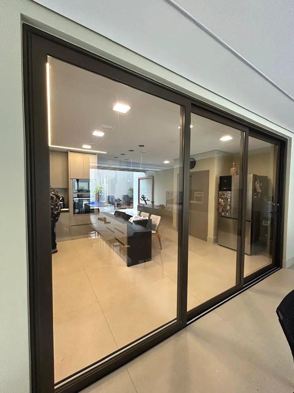 Porta de correr em PVC escuro em ambiente interno